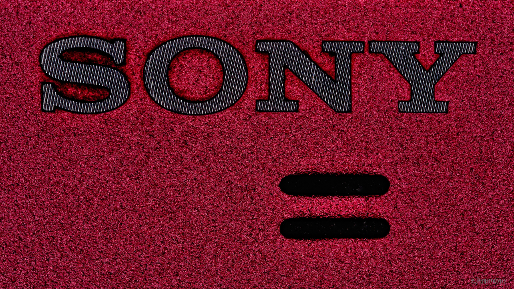 Фрагмент корпуса SONY DSC-F88 Sony DSC-F88 предметное техно корпус фотоаппарат музей коллекция текстура металл красный редкость раритет