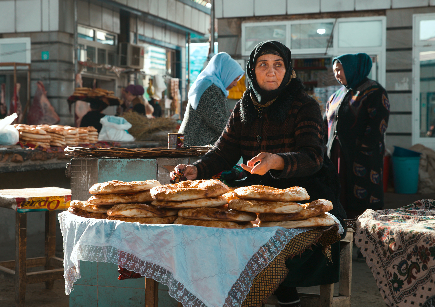 Женщина с хлебом жанр бабушка цвет хлеб Самарканд
