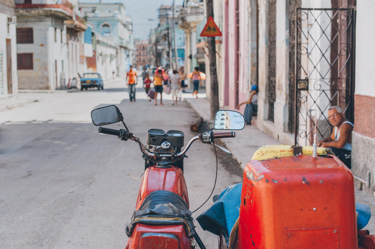 красный куба Гавана олдтаймер уличное фото
