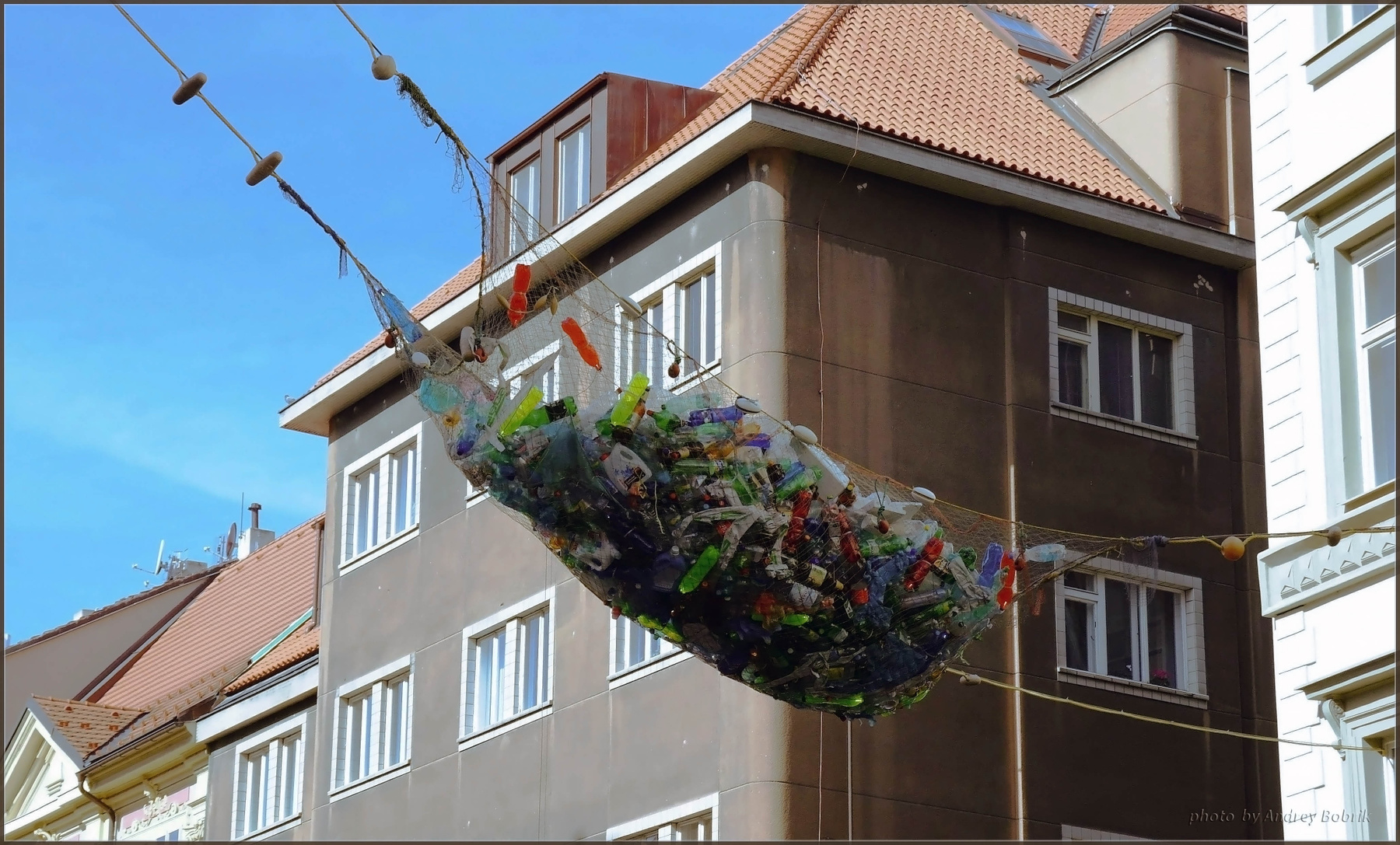 Предупреждение экологов Чехия Прага улица дома сеть пластик бутылки
