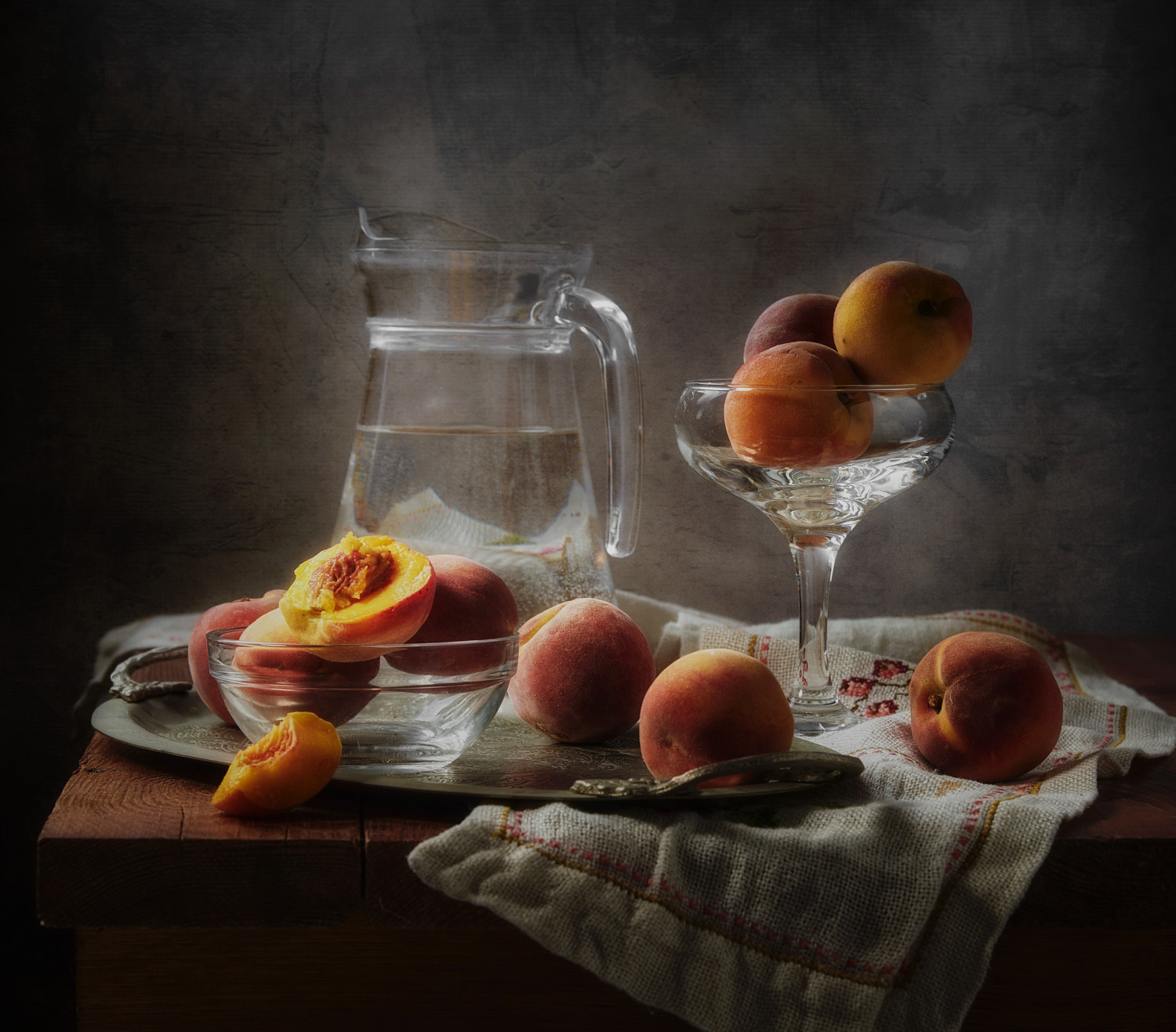 Персики натюрморт композиция постановка сцена плоды еда фрукты персики посуда