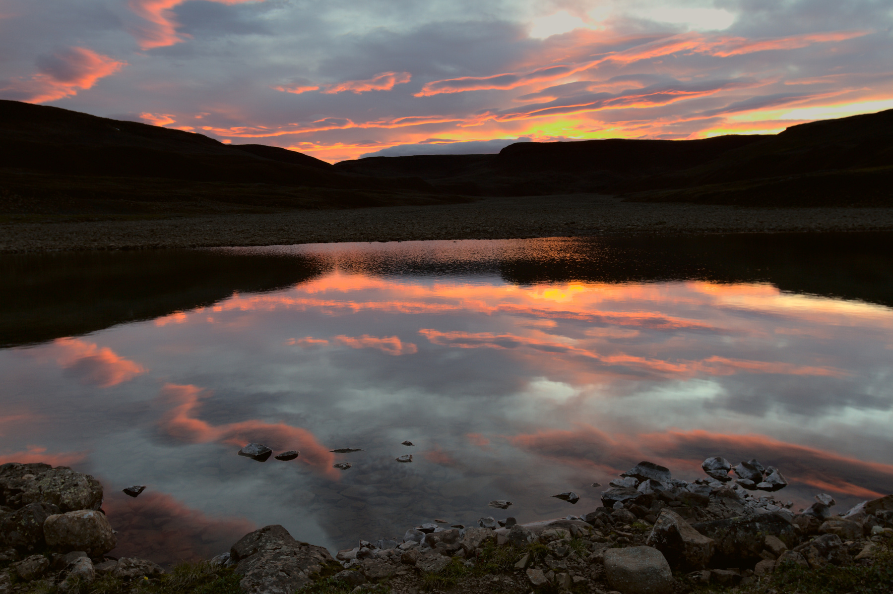 Когда закат переходит в рассвет плато Путорана закат отраженные в воде облака озеро север белые ночи