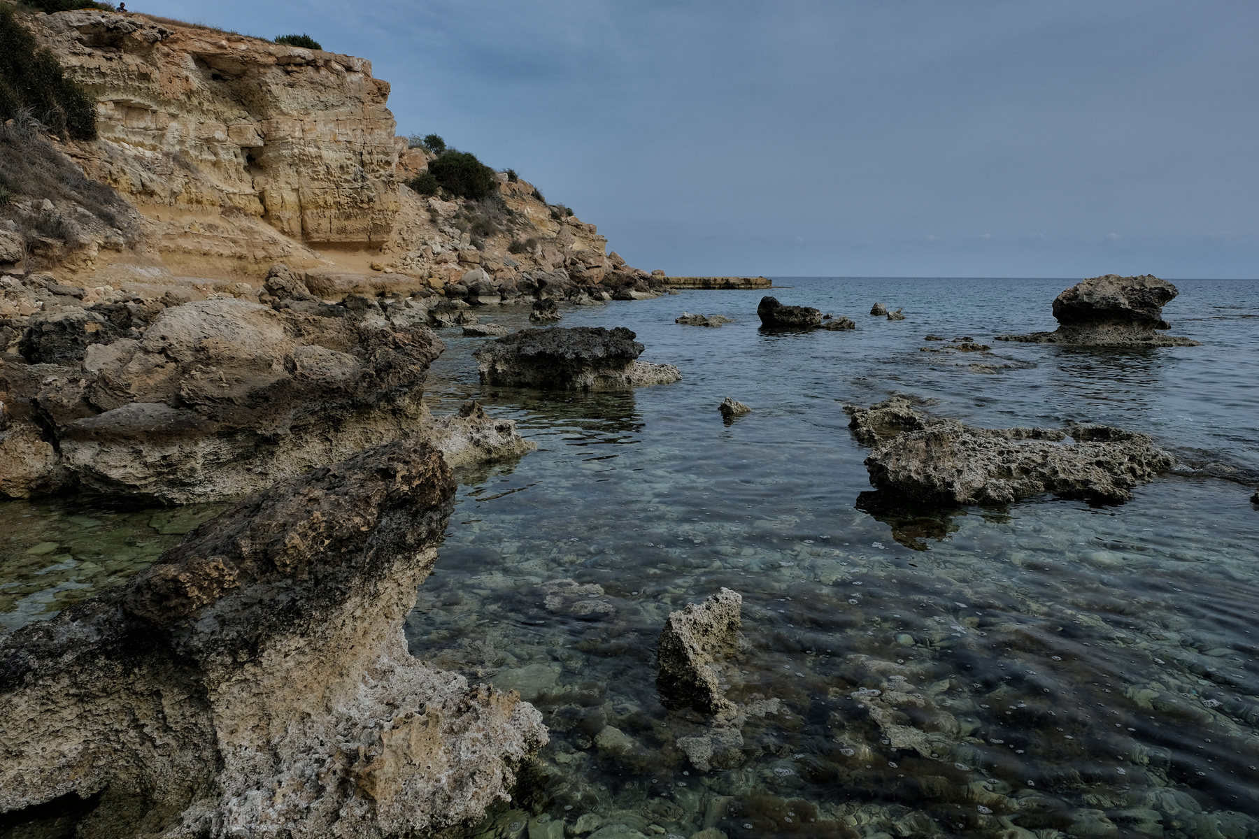 Скалистый берег кипр море скалы камни