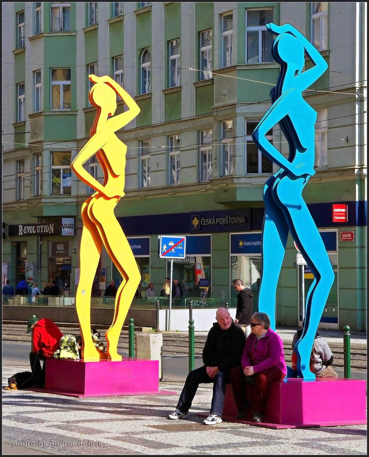 Посиделки Чехия Прага площадь Республики люди фигуры цвет