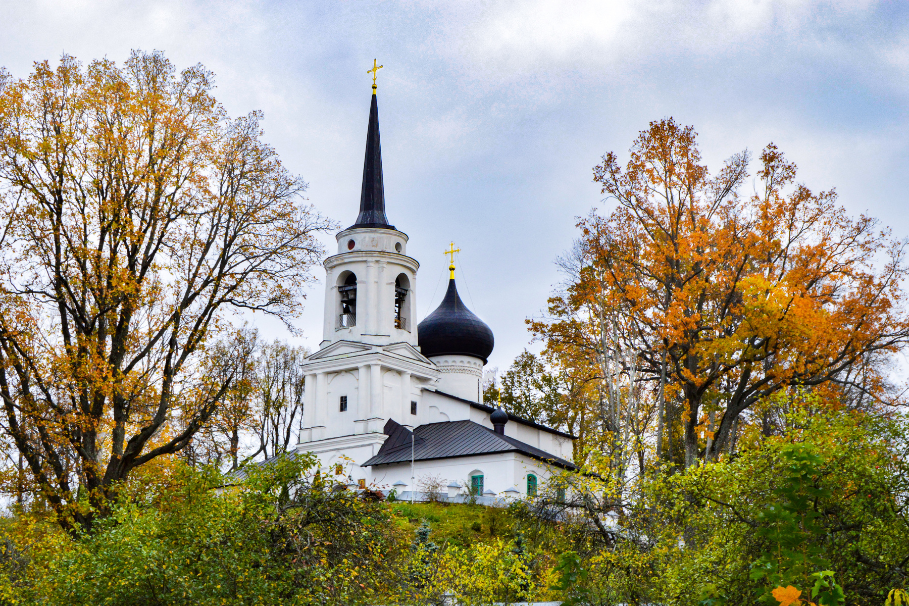 Святогорье церковь монастырь осень Пушкиногорье