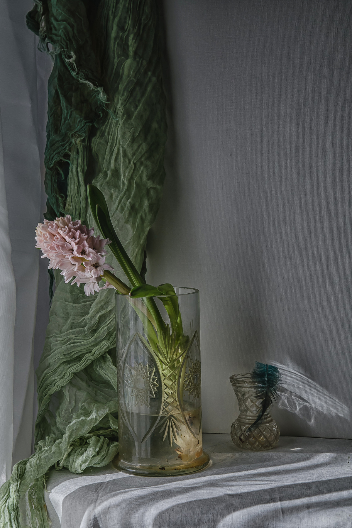 Апрельский лучик натюрморт стекло цветы гиацинты
