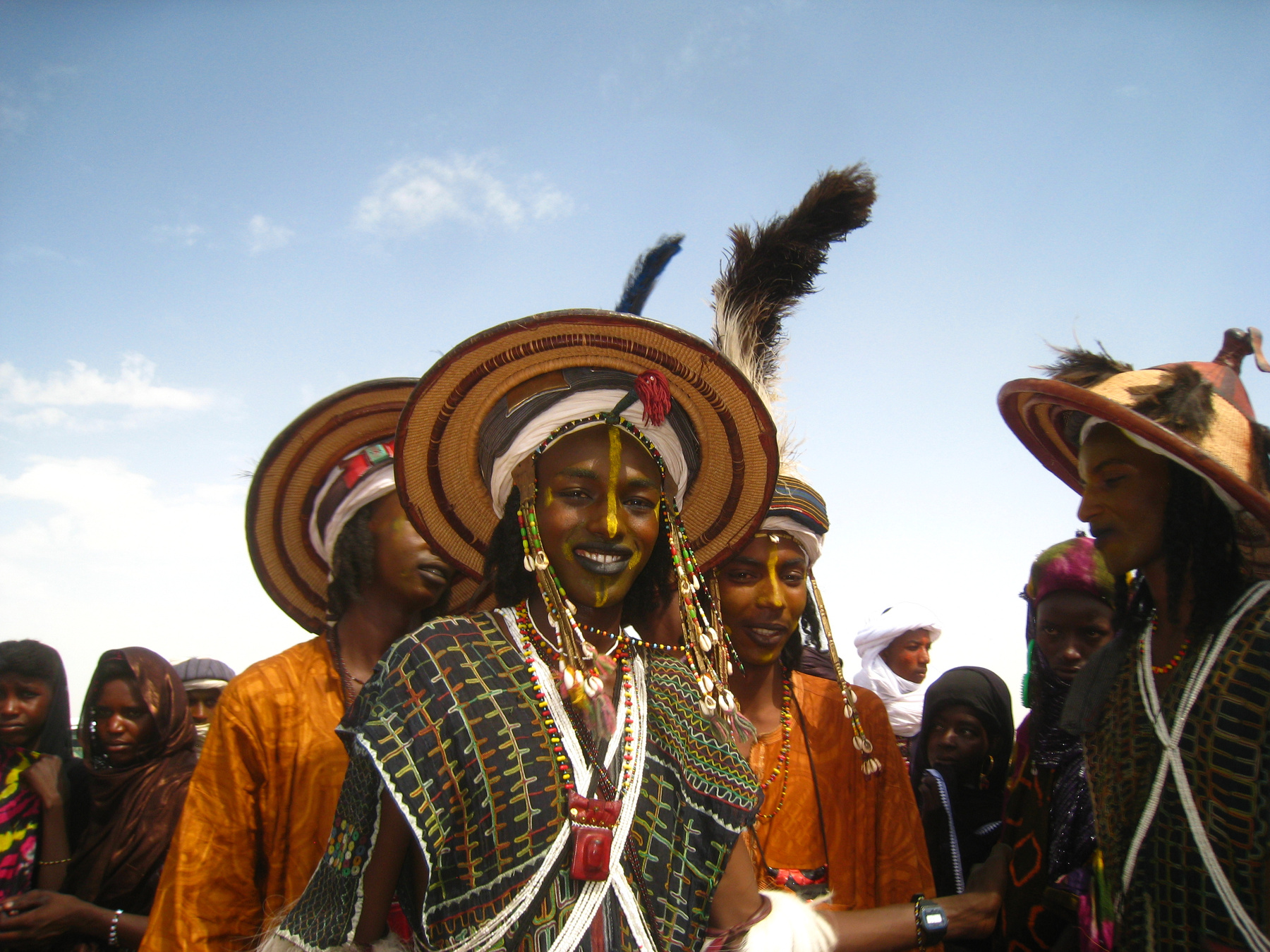 Один из самых лучших женихов на фестивале Геревол в Нигере. Нигер вулкан кратер горы скалы