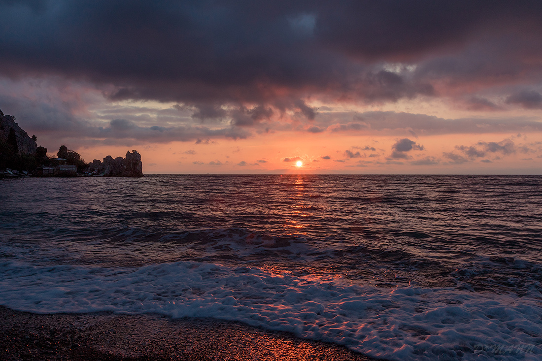 Гурзуф. Ноябрьский рассвет. Гурзуф Крым море Чёрное рассвет вода небо волны прибой
