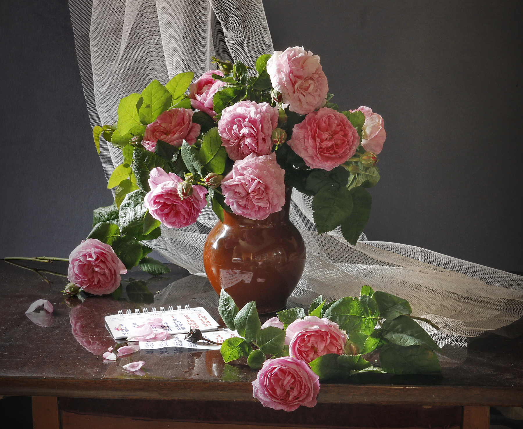 Чайные розы Натюрморт розы цвет контраст композиция