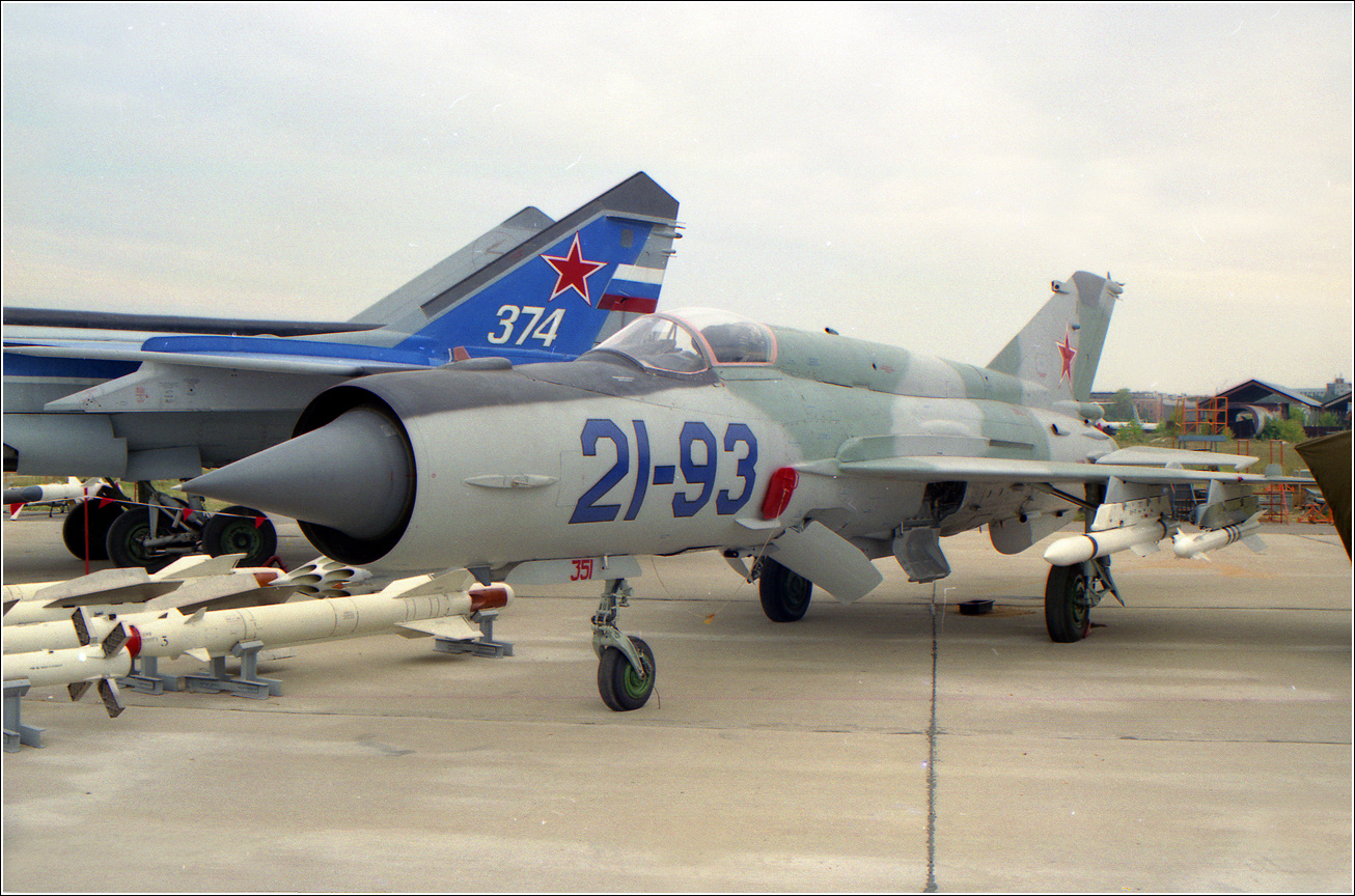МиГ-21, 1995 год МиГ-21 авиация самолет стоянка Жуковский 1995