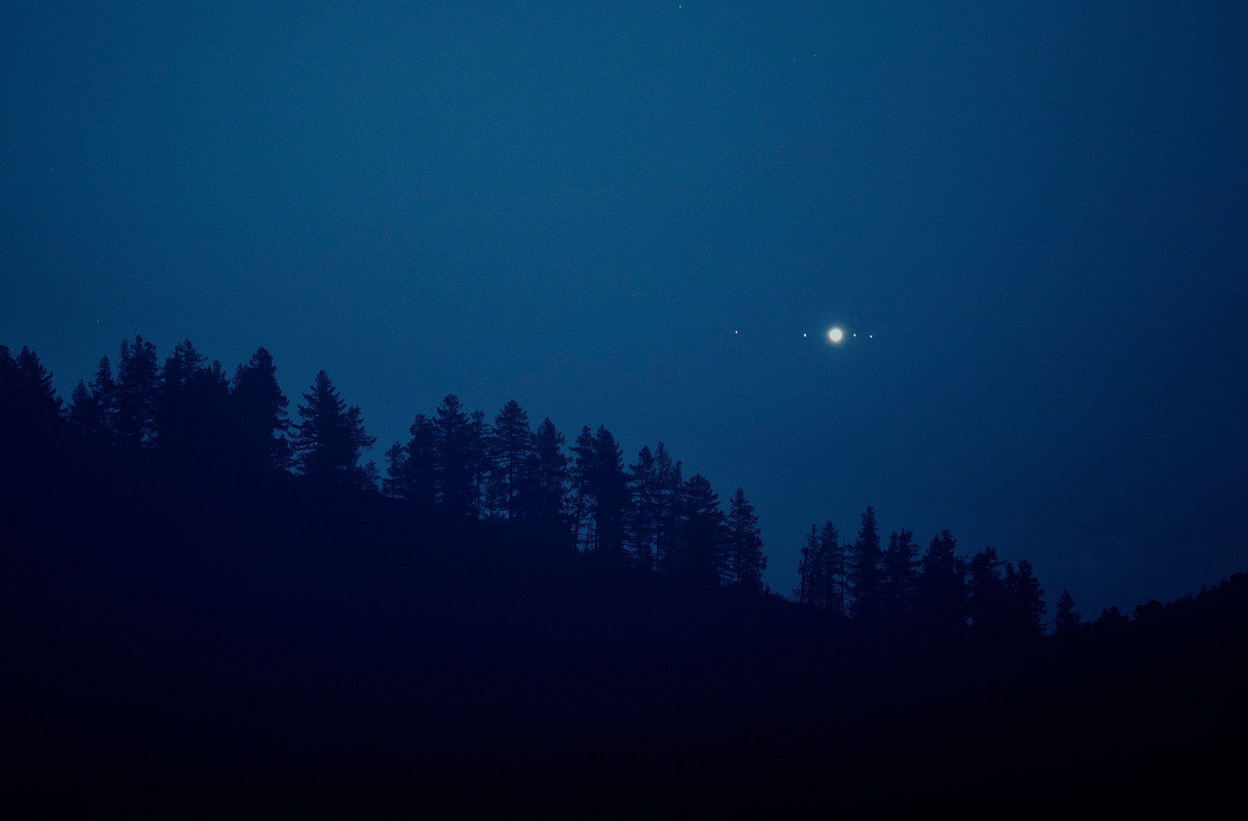 Восход Юпитера над горным лесом астрофото ночное фото юпитер астрономия лес горы