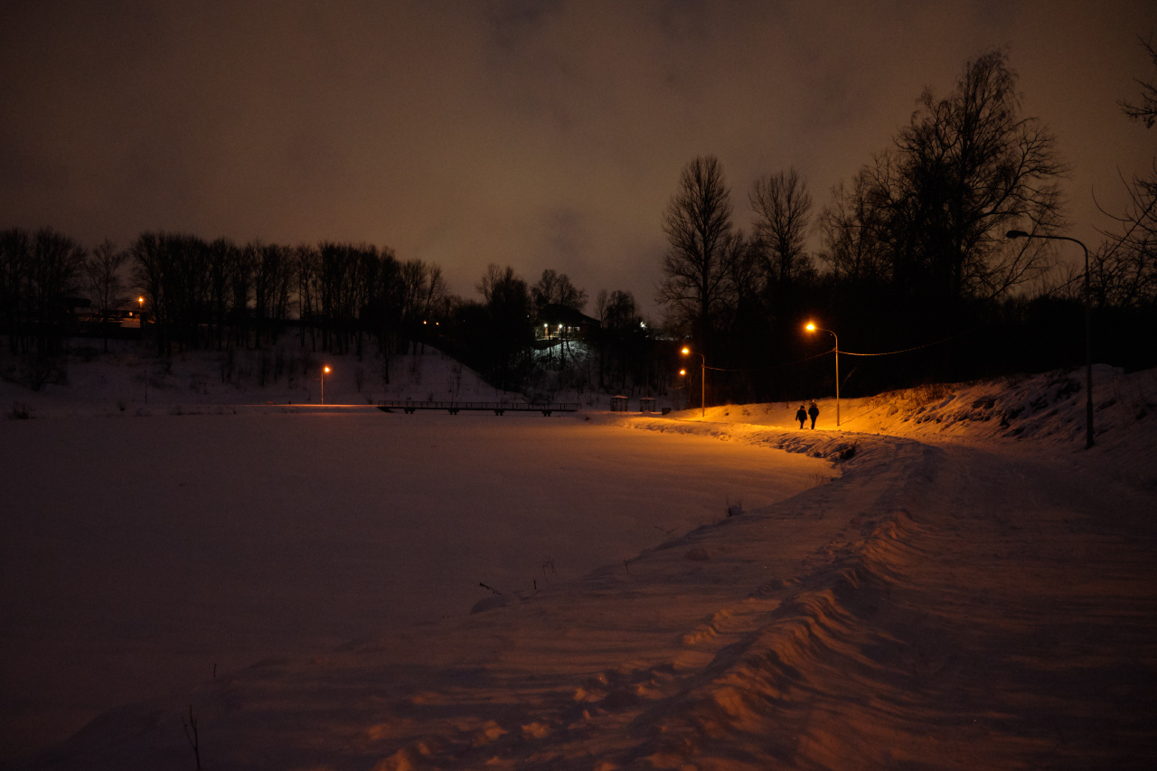Зимний вечер вечер парк пруд снег фонари деревья люди