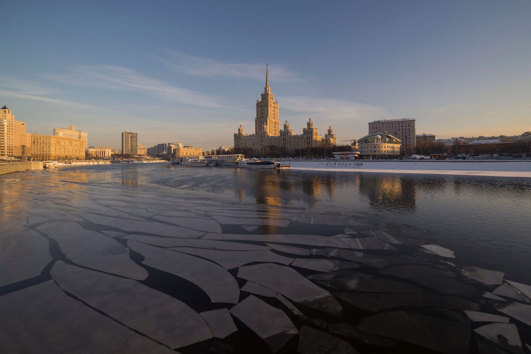 Обычный солнечный день Москва город архитектура зима