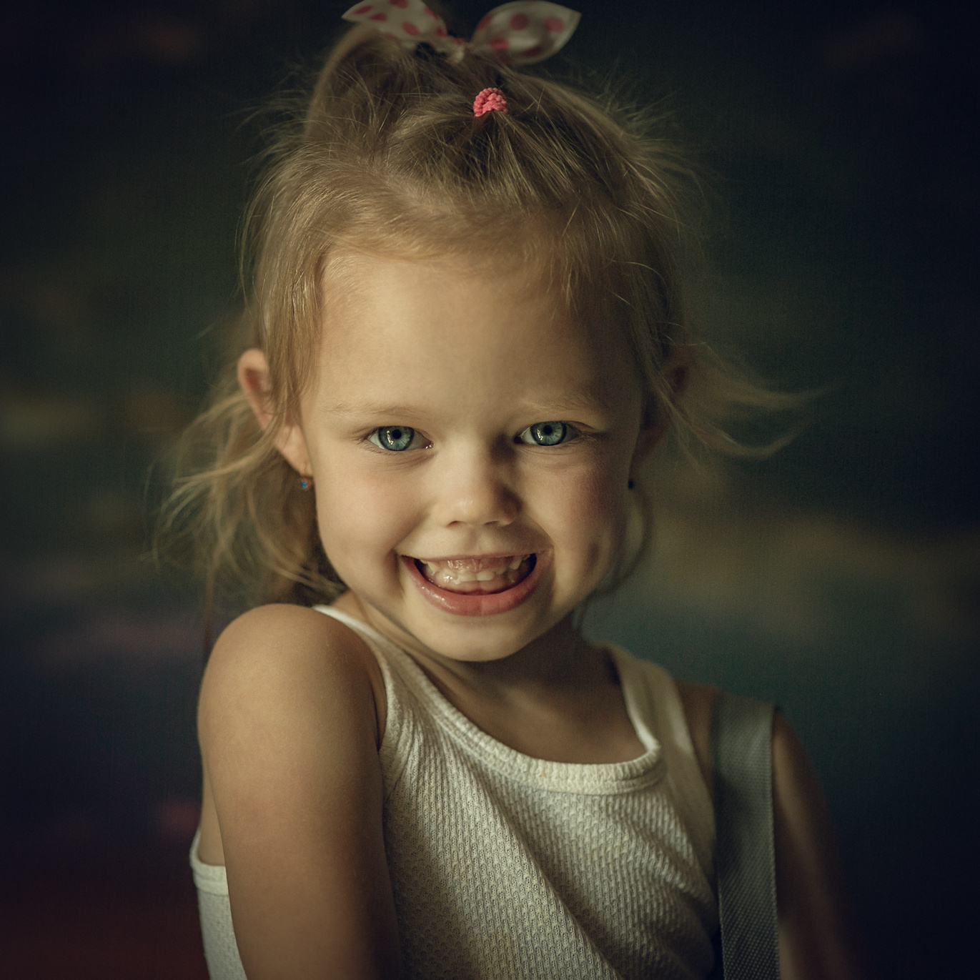Кира! Девочка улыбка детство портрет естественный свет