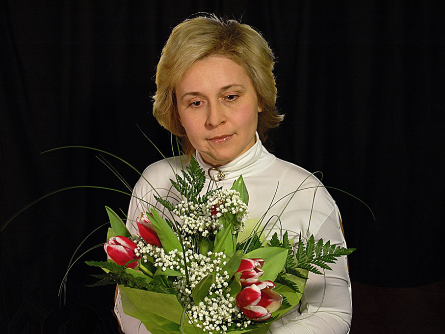 Жаль, что 8 марта только раз в году. женщина с букетом