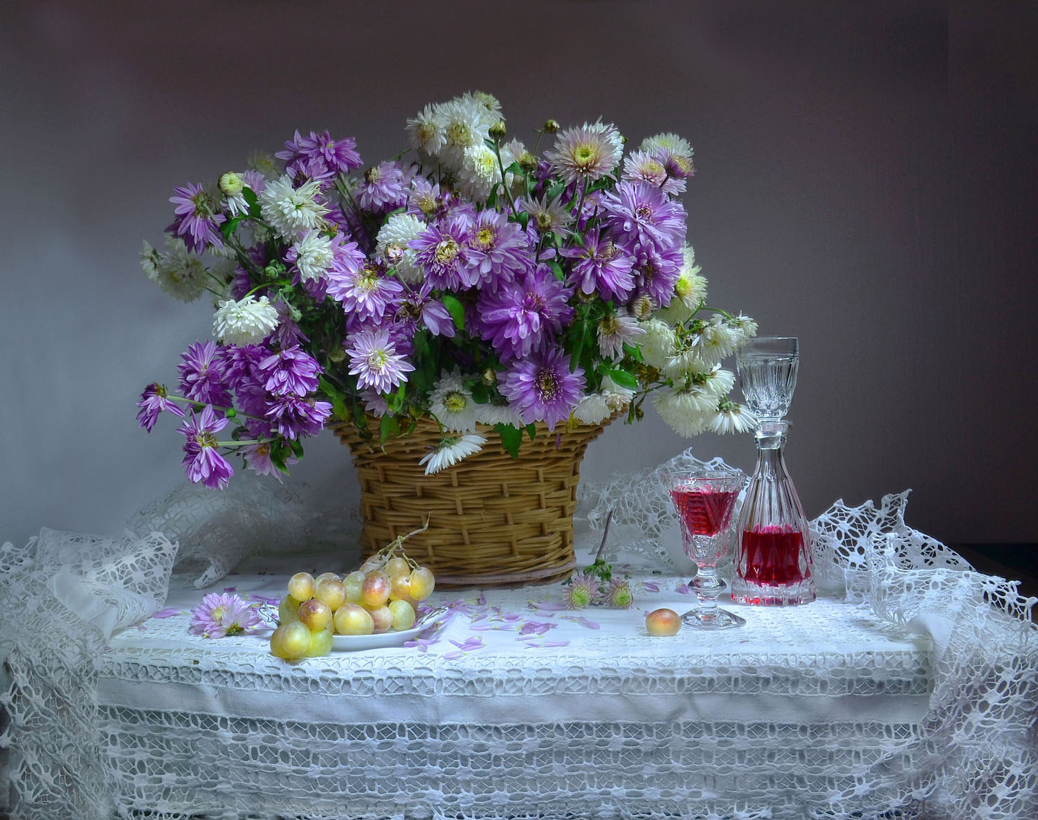 Осень – разлука срывает вуаль... розовые хризантемы осень октябрь фото натюрморт виноград настроение хрусталь стихи