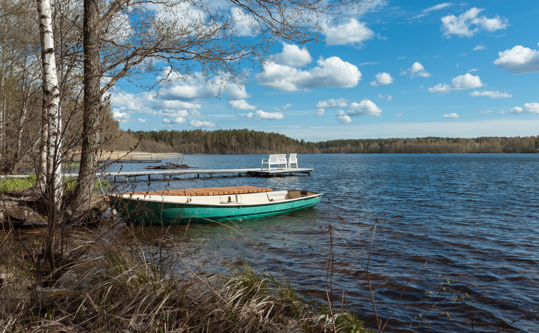 Незатейливый весенний пейзаж. Раздолинское озеро в Ленинградской области. 