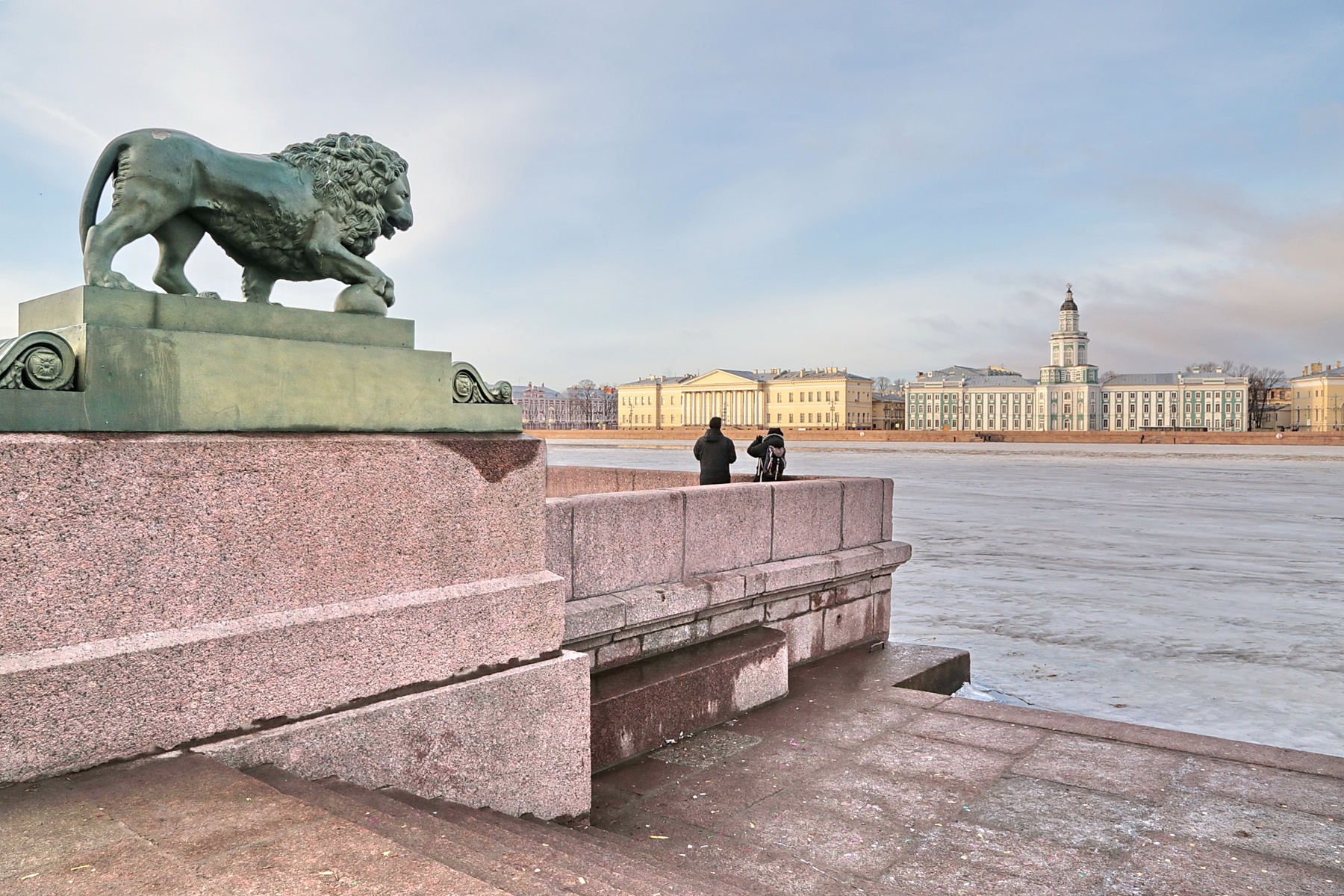 Памятник города санкт петербург. Львы на Неве в Санкт-Петербурге. Памятник на берегу Невы на набережной Питера. СПБ медный всадник Лев. Львы на набережной в Санкт-Петербурге.