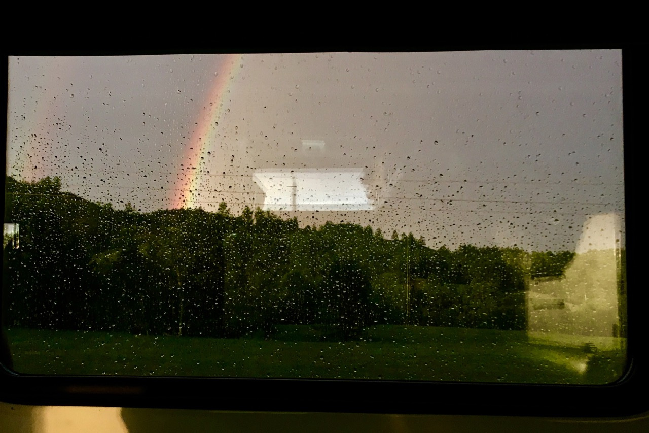 Радуга после грозы на закате из окна поезда радуга закат пейзаж поезд