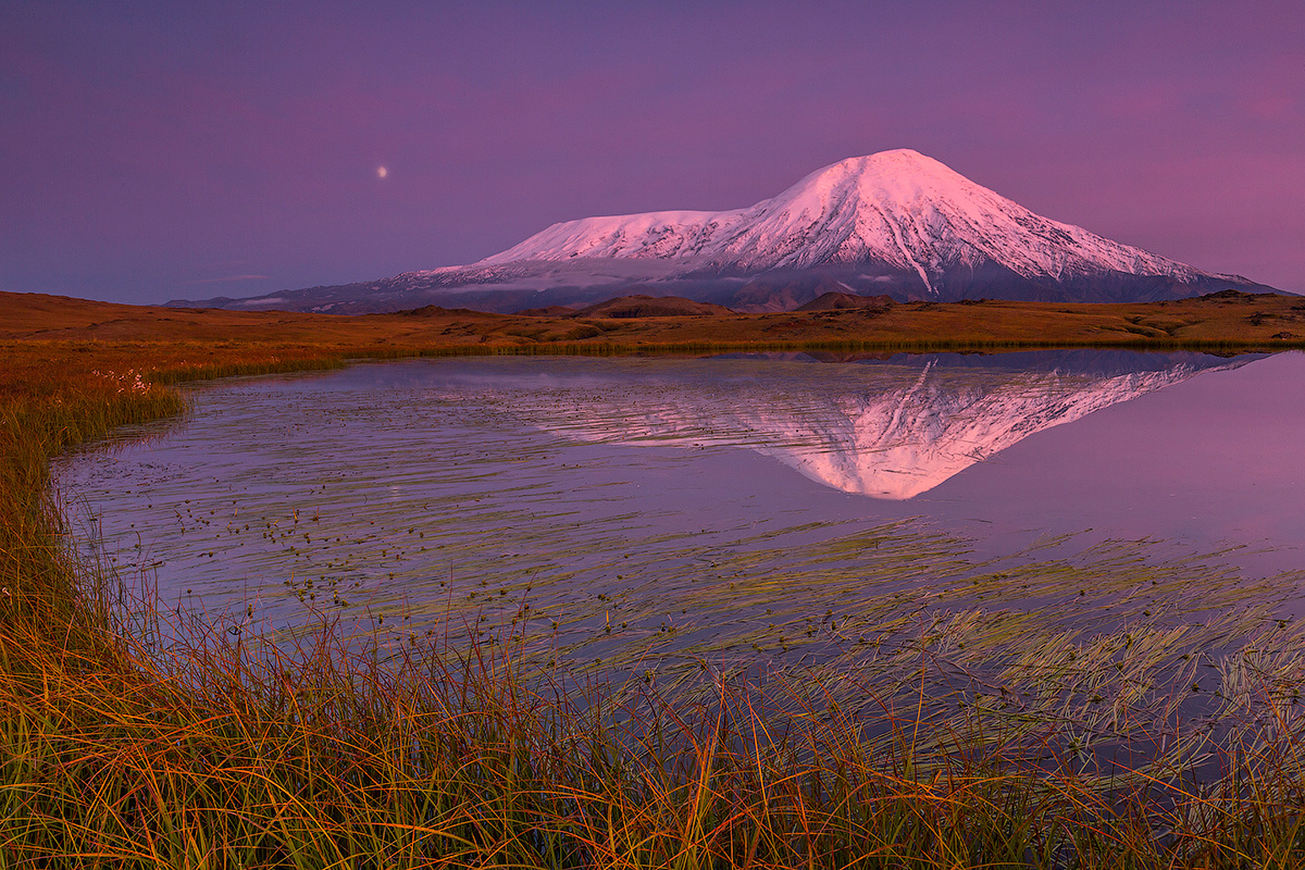 Вечерняя Камчатка Камчатка вулкан пейзаж природа путешествие россия осень закат озеро луна