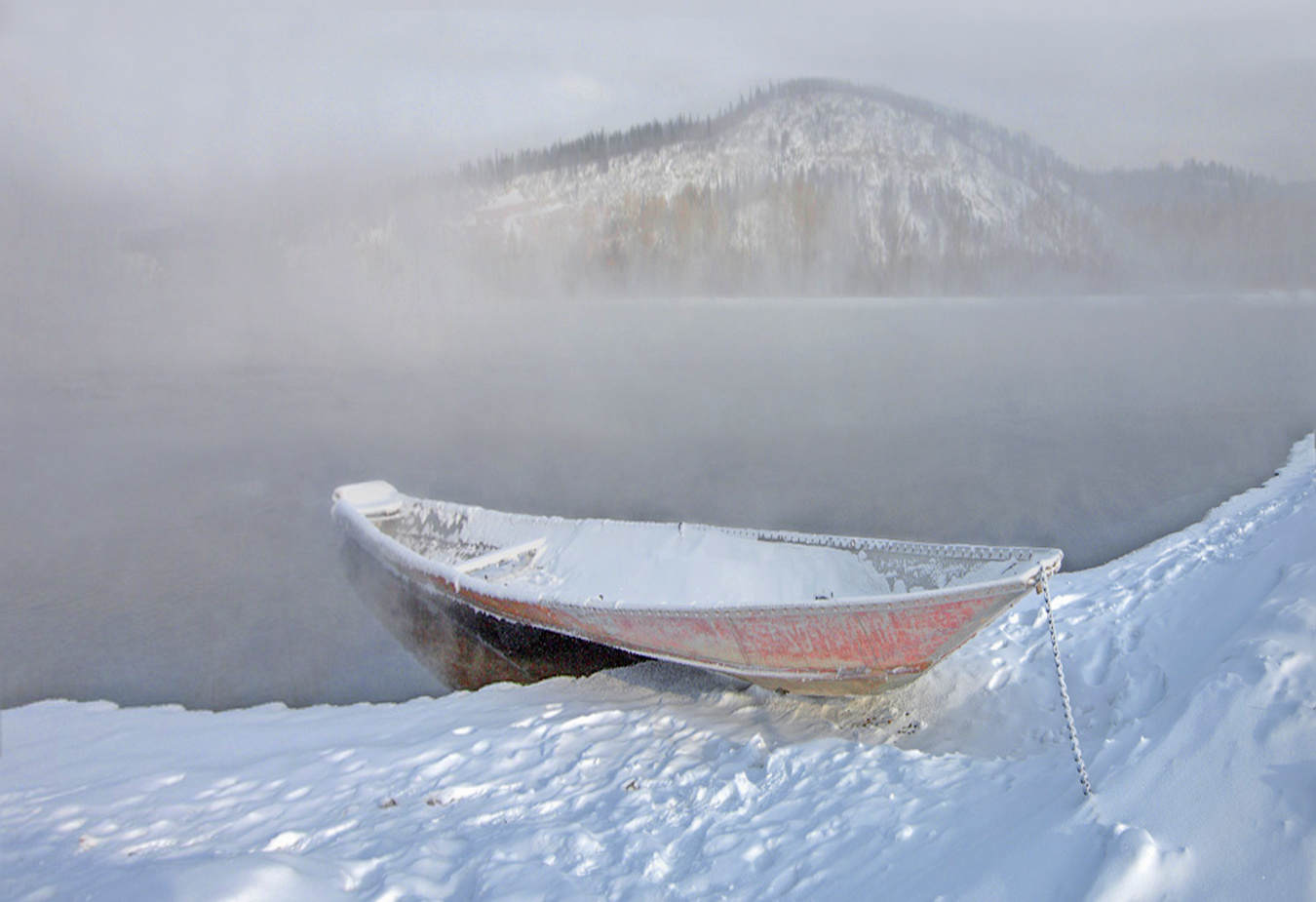 Студеная река Пейзаж река лодка зима туман