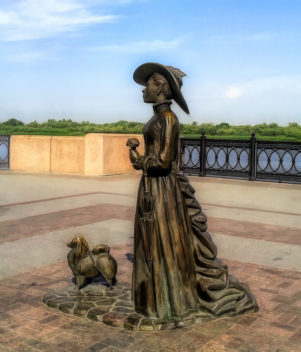 Дама с собачкой описание. Дама с собачкой Астрахань памятник. Астрахань набережная дама с собачкой. Скульптура дама с собачкой в Астрахани. Бронзовая скульптура «дама с собачкой» Пенза.