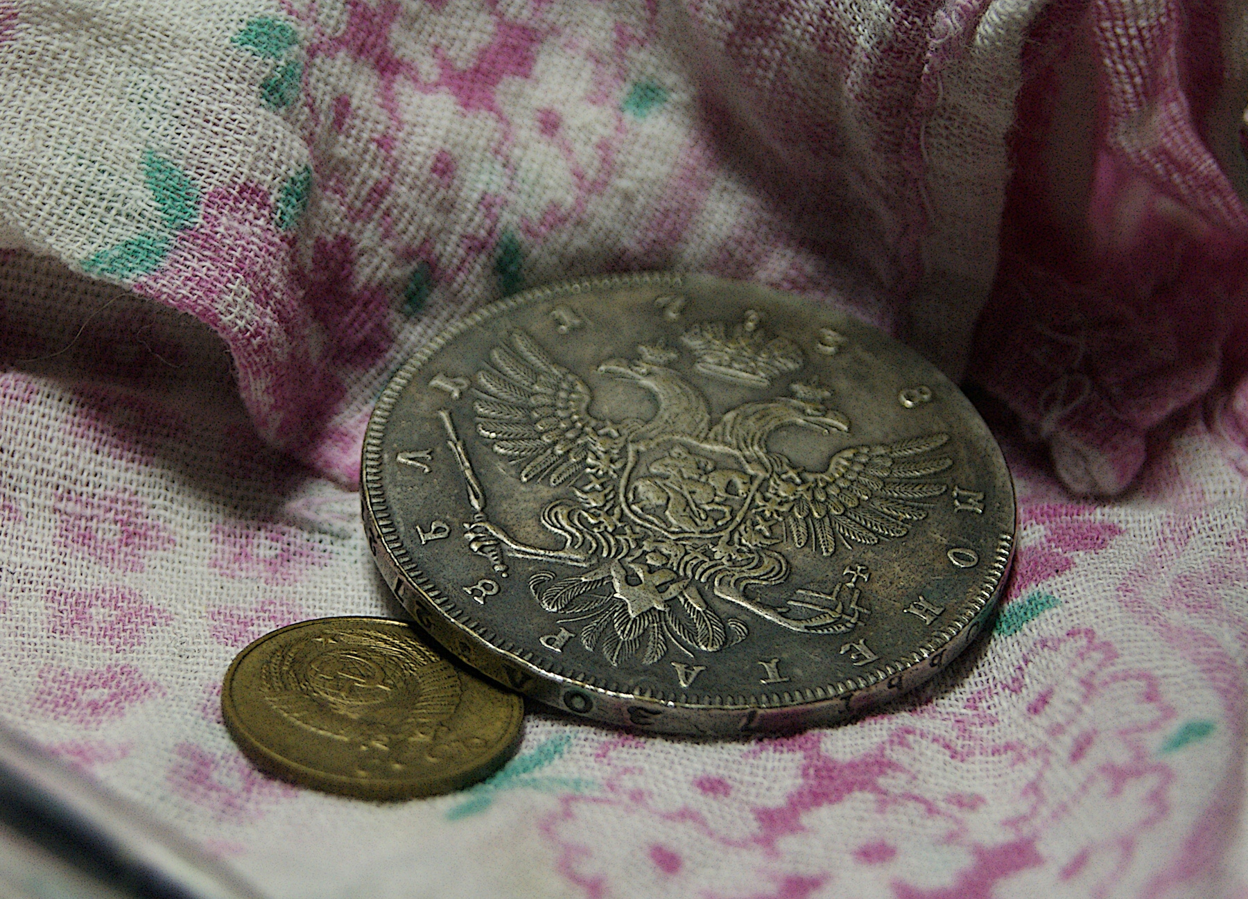 Две монеты Монеты рубль копейка