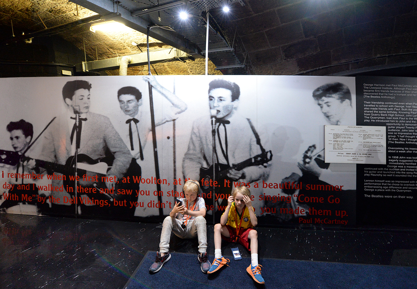 В музее Beatles Story Англия Ливерпуль музей История Битлз Beatles Story