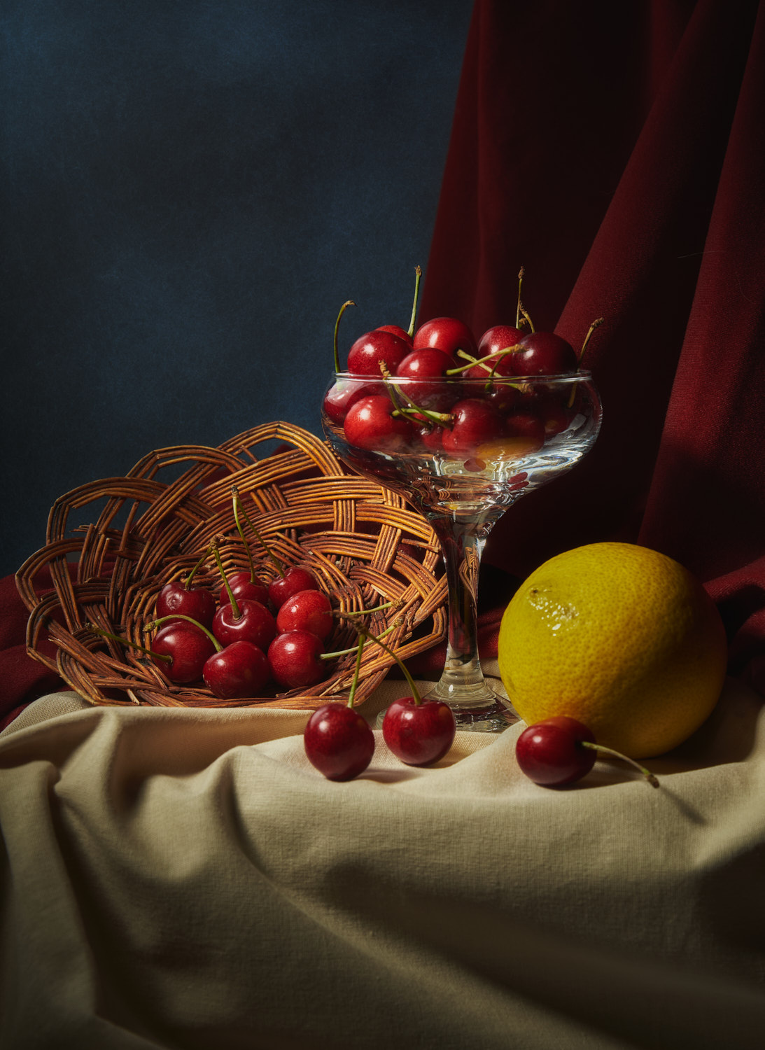 Черешня и лимон натюрморт композиция постановка сцена плоды еда фрукты ягоды черешня лимон