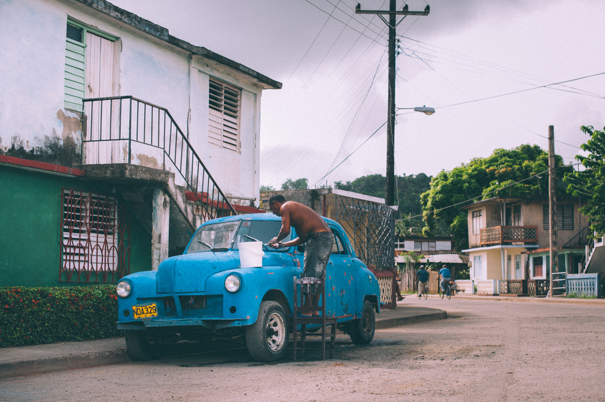 Мастерская под небом куба Гавана олдтаймер уличное фото