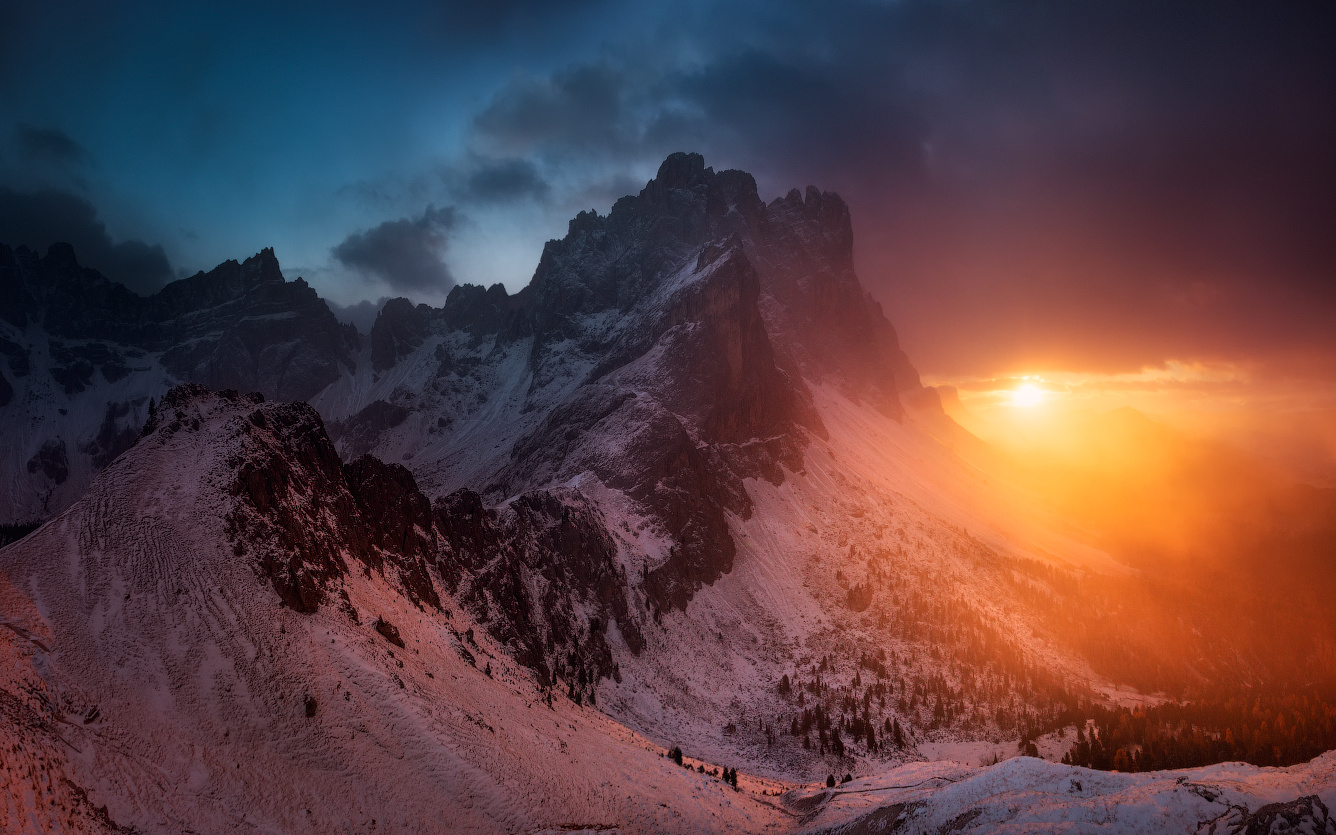 Спящий дракон и уходящее солнце италия закат горы альпы доломиты солнце облака снег дымка