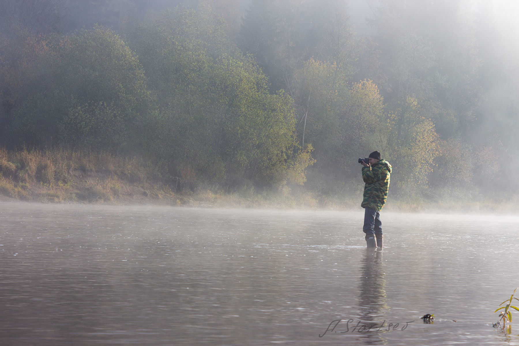 Фотограф в тумане река Вильва лес Урал Пермский_край пейзаж природа утро туман туризм турист рассвет осень