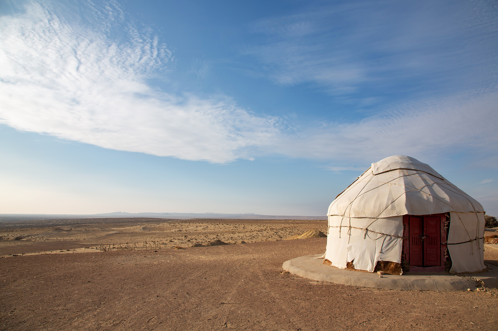 На краю пустыни Узбекистан Аяз-кала юрта пустыня