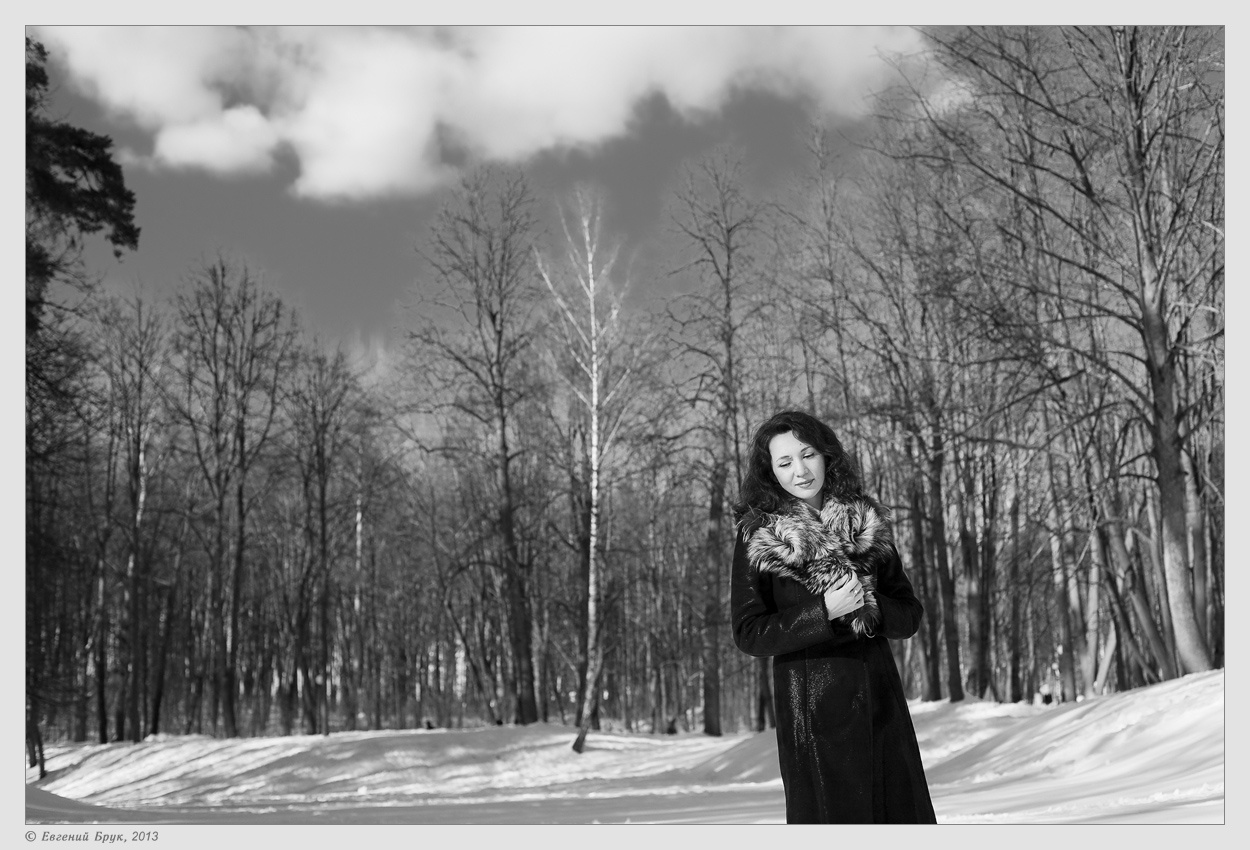 Фото 8-26 девушка образ портрет взгляд хорошее настроение парк деревья зима снег сугробы небо облака прекрасный зимний день отличная зимняя погода прогулка монохром