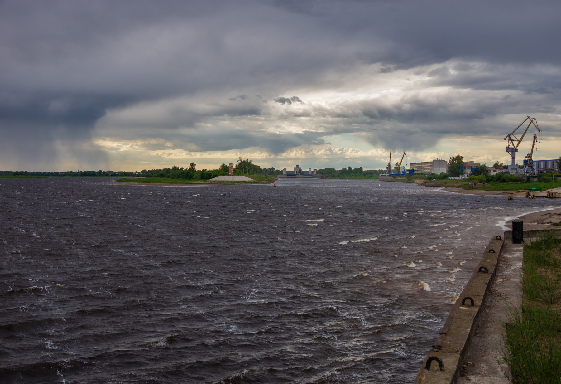 Штормовая Волга путешествия город Городец лето вечер облака туча шлюз река Волга простор солнце