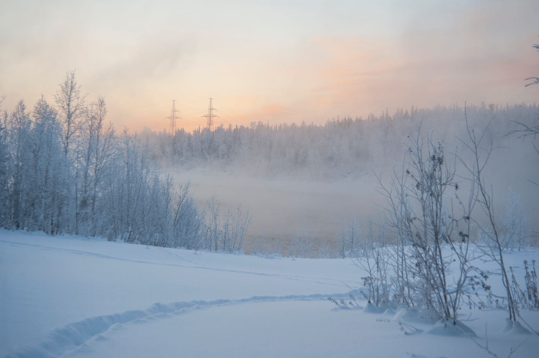 За зимним туманом горы снег свет закат лес зима река туман тропа небо мороз